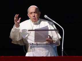 Le pape François dirige la prière de l'Angélus alors que l'Église catholique romaine célèbre sa Journée mondiale de la paix au Vatican, le samedi 1er janvier 2022.