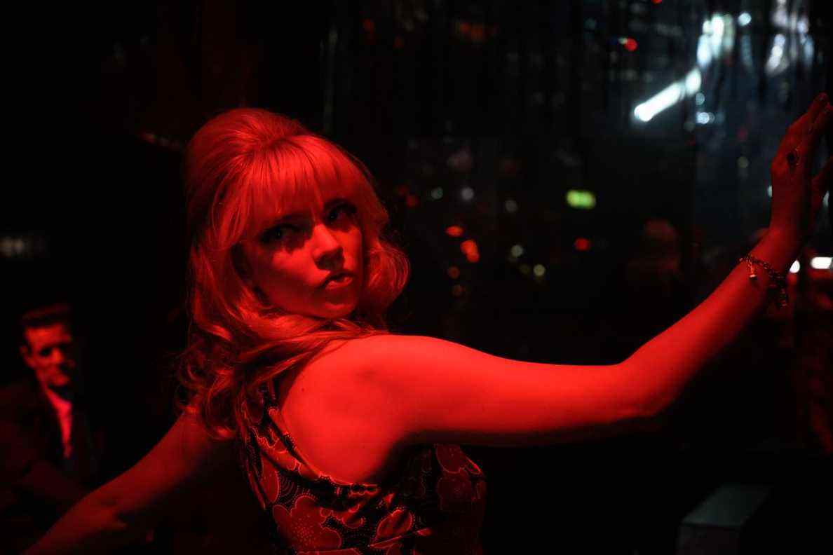 Anya Taylor-Joy pose sous une lumière rouge intense dans Last Night in Soho