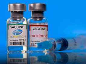 Des flacons contenant des étiquettes de vaccin Pfizer-BioNTech et Moderna coronavirus (COVID-19) sont visibles sur cette photo d'illustration prise le 19 mars 2021.
