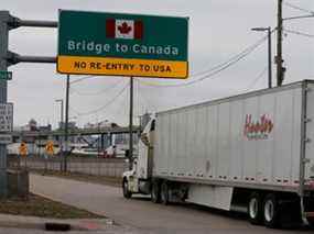 Un camion commercial se dirige vers le pont Ambassador, pendant l'éclosion de la maladie à coronavirus, au poste frontalier international, qui relie Windsor, en Ontario, à Detroit, au Michigan.