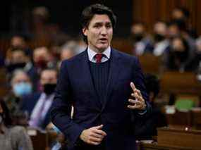 Le premier ministre Justin Trudeau prend la parole lors de la période des questions à la Chambre des communes sur la colline du Parlement à Ottawa, le 8 décembre 2021.