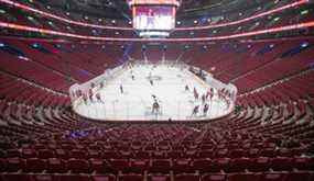 Les Canadiens de Montréal et les Ducks d'Anaheim s'échauffent dans un Centre Bell vide avant le match du jeudi 27 janvier 2022.