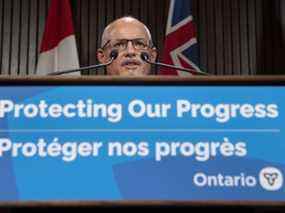 Le Dr Kieran Moore, médecin hygiéniste en chef de l'Ontario, fait une annonce sur les préparatifs en cours pour le retour à l'apprentissage en personne pendant la pandémie de COVID-19 à Toronto le mercredi 12 janvier 2022.