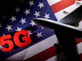 Des mots 5G et un jouet d'avion sont placés sur un drapeau américain imprimé dans cette illustration prise le 18 janvier 2022.