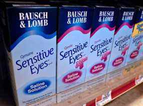 Boîtes de solution de lentilles de contact Bausch + Lomb Inc. Sensitive Eyes dans une pharmacie du quartier de Brooklyn à New York.