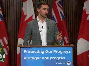 Stephen Lecce, ministre de l'Éducation de l'Ontario, et le Dr Kieran Moore, médecin hygiéniste en chef de la province, font une annonce concernant le retour à l'école la semaine prochaine