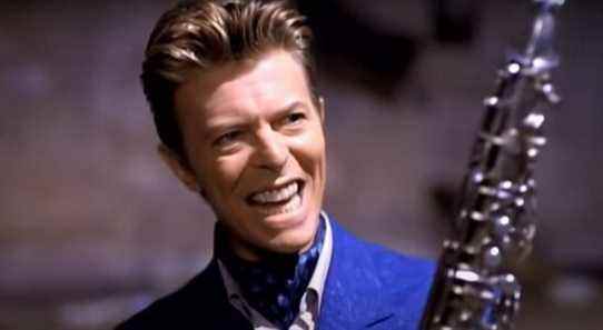 Les fans font rôtir la vidéo hommage à David Bowie de Zendaya et Kiernan Shipka, la comparant même à "Imagine" de Gal Gadot