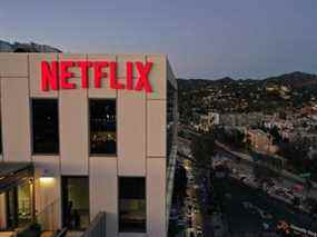 Le logo Netflix est visible au sommet de leur immeuble de bureaux à Hollywood, Californie, le 20 janvier 2022.
