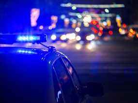 voiture de police s'allume la nuit en ville avec mise au point sélective et bokeh