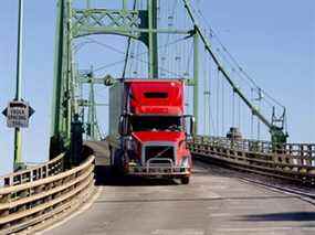 Un camion de transport entre en Ontario par le pont des Mille-Îles en provenance des États-Unis, en juin 2021.