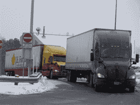 Des camions arrivent des États-Unis à la frontière à St-Bernard-de-Lacolle, Québec, Canada, le vendredi 14 janvier 2021. Les pénuries de camionneurs qui sont maintenant exacerbées par les mandats de vaccination à la frontière conduisent déjà à des étagères de produits nus .