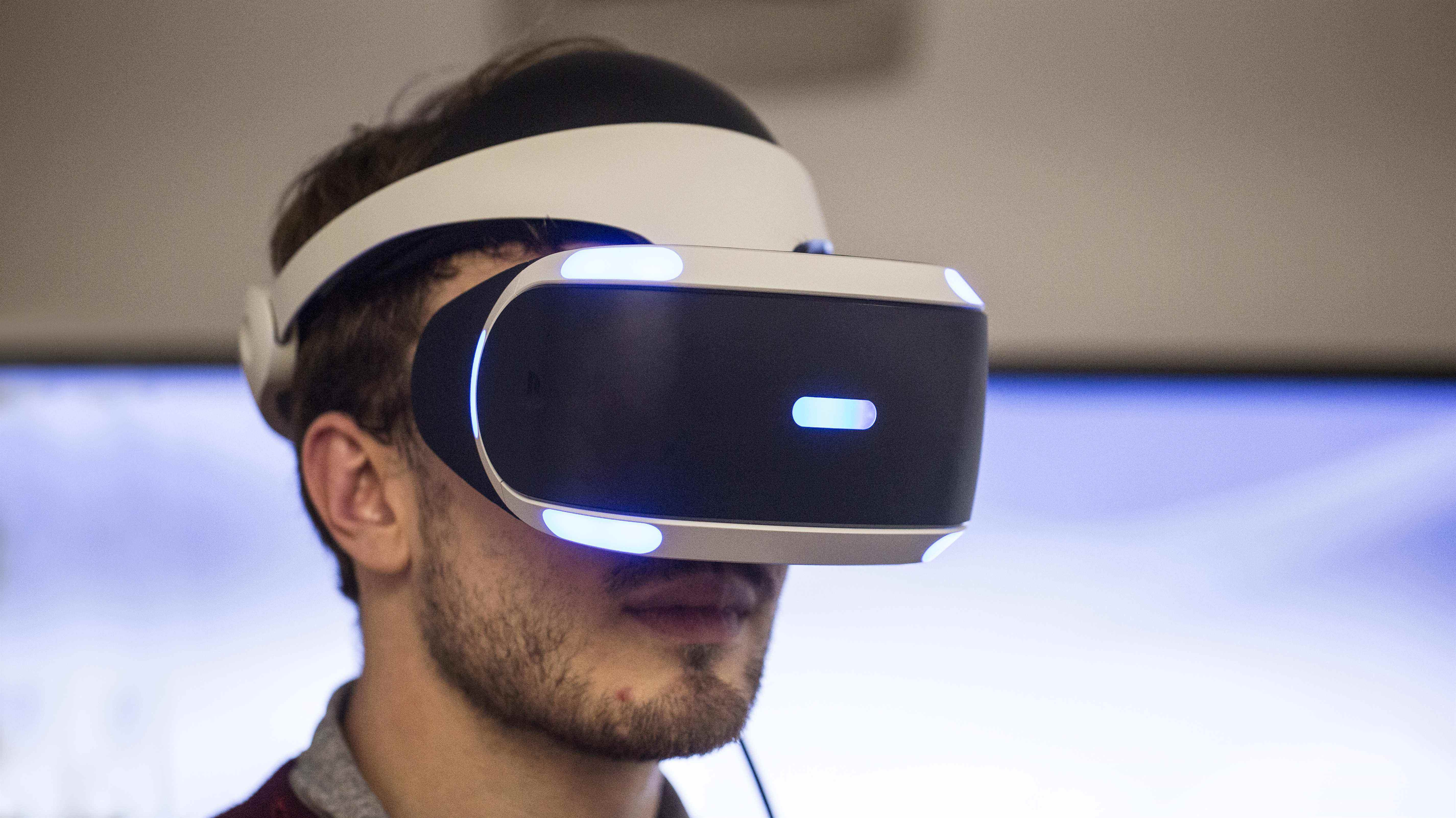 Homme portant PS VR