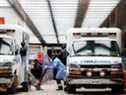 Une équipe d'ambulances livre un patient à l'hôpital Mount Sinai alors que les responsables ont averti d'un 
