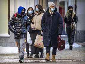 MONTRÉAL, QUÉ. : 28 janvier 2022 -- Des piétons masqués marchent sur la rue Sainte-Catherine à Montréal le vendredi 28 janvier 2022. (John Mahoney / MONTREAL GAZETTE) ORG XMIT : 67336 - 2952