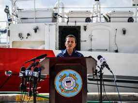 Le commandant du secteur de la Garde côtière de Miami, le capitaine Jo-Ann F. Burdian, prend la parole lors d'une conférence de presse à Miami, en Floride, le 27 janvier 2022.