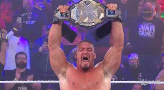 Regardez Bron Breakker célébrer sa victoire au championnat NXT avec son père