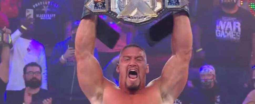 Regardez Bron Breakker célébrer sa victoire au championnat NXT avec son père