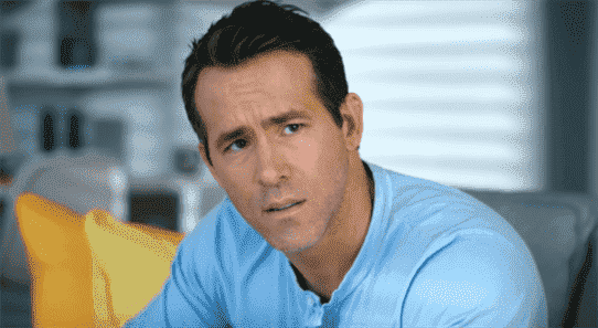 Ryan Reynolds est tout au sujet des tronçonneuses, des haches et de la bêtise dans la première bande-annonce du nouveau spectacle de Snapchat