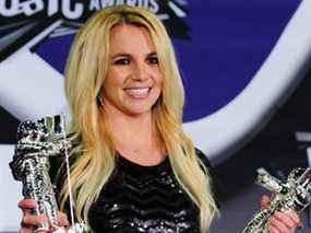 Sur cette photo d'archive, Britney Spears tient son prix de la meilleure vidéo pop et son prix Michael Jackson Video Vanguard dans la salle de presse des MTV Video Music Awards 2011 au Nokia Theatre de Los Angeles, le 28 août 2011.
