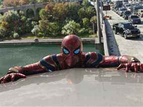 Spider-man accroché dans SPIDER-MAN: NO WAY HOME de Columbia Pictures, avec Tom Holland et Zendaya.