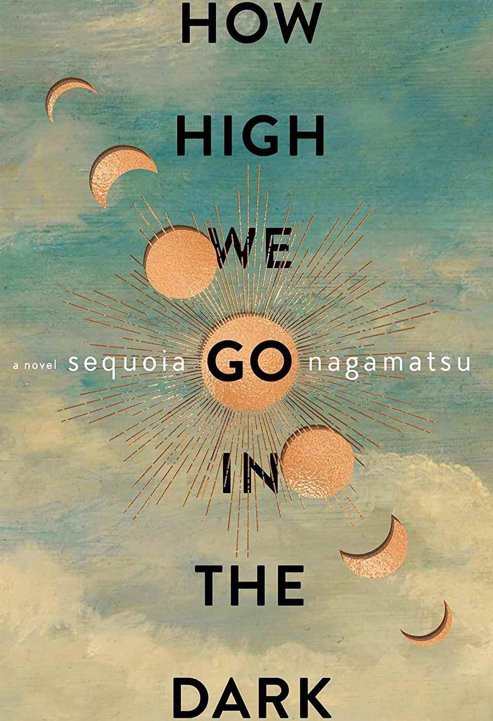 La couverture de How High We Go in the Dark qui montre des nuages ​​en toile de fond