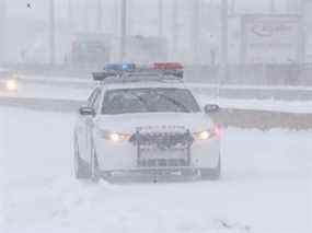 Une voiture de la Sûreté du Québec dans la neige.