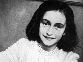 Une photo publiée en 1959 montre un portrait d'Anne Frank pris en 1942.