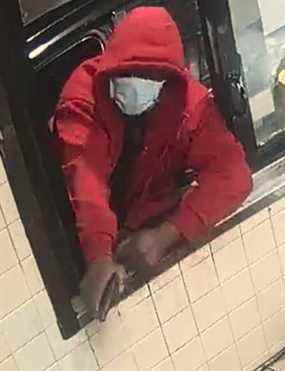 Une image d'une vidéo d'un homme cambriolant un Milwaukee Burger King le 2 janvier. La police prétend qu'il s'agit d'Antoine Edwards.