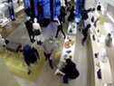 Des images de surveillance montrent que des suspects sont vus en train de faire une descente dans un magasin Louis Vuitton à Los Angeles.