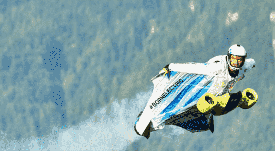 Un parachutiste effectue le premier vol humain au monde en wingsuit électrique