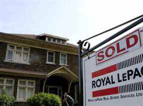 Une enseigne d'agent immobilier à vendre se trouve à l'extérieur d'une maison qui avait été vendue à Toronto, le 20 mai 2021.