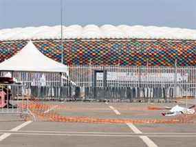 Cette photo prise le 25 janvier 2022 à l'entrée du stade Olembe à Yaoundé montre des barrières au sol sur les lieux de la bousculade.