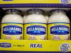 Des pots de mayonnaise Hellmann's, produits par Unilever Plc., sont exposés dans un supermarché à Londres, au Royaume-Uni