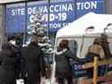 Une ligne se forme au site de vaccination COVID-19 de l'avenue du Parc à Montréal le lundi 3 janvier 2022.