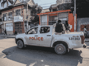 Des policiers armés patrouillent dans un camion après que les rues de la capitale haïtienne Port-au-Prince aient été désertées à la suite d'un appel à une grève générale pour dénoncer la violence dans la ville, le 18 octobre 2021.