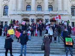 Les gens se rassemblent pour soutenir les camionneurs opposés aux mandats de vaccination au Palais législatif de la Saskatchewan à Regina, le samedi.  29 janvier 2022.