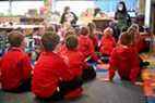 Les élèves de l'école primaire de Cleeves retournent en classe le 22 février 2021 à Glasgow, en Écosse. 
