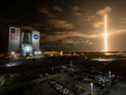 Avec une vue sur l'emblématique bâtiment d'assemblage de véhicules à gauche, une fusée SpaceX Falcon 9 s'élève du complexe de lancement 39A transportant la capsule Crew Dragon Endeavour de la société et quatre astronautes Crew-2 vers la Station spatiale internationale au Kennedy Space Center de la NASA à Cap Canaveral, Floride, États-Unis le 23 avril 2021. Photo prise le 23 avril 2021. NASA/Ben Smegelsky/Handout via REUTERS.  CRÉDIT OBLIGATOIRE.  CETTE IMAGE A ÉTÉ FOURNIE PAR UN TIERS./File Photo