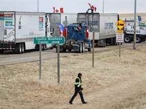 Le convoi de camions bloque l'autoroute depuis samedi.