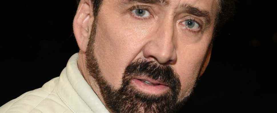 Le gothique autoproclamé Nicolas Cage a un corbeau qui l'insulte