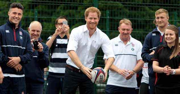 Le prince Harry visite le programme de rugby