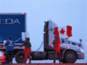 Des partisans encouragent les camionneurs le long de la route transcanadienne près de Calgary.