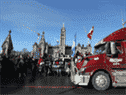 Des partisans du Freedom Convoy protestent contre les mandats et les restrictions du vaccin COVID-19 devant les édifices du Parlement à Ottawa, le 28 janvier 2022.
