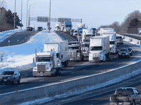Des camions du convoi « Freedom » circulent sur l'autoroute 401 en direction est à Kingston, en Ontario, en direction d'Ottawa, le 28 janvier 2022.