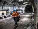 Un travailleur traverse un tunnel en direction d'ascenseurs à la suite d'un changement dans le projet d'exploitation minière souterraine de la mine de cuivre-or Oyu Tolgoi en 2018.