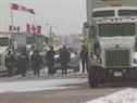 Capture d'écran de CTV de la GRC au blocus de Coutts contre les camionneurs et d'autres personnes protestant contre les mesures COVID-19 au poste frontalier sud de l'Alberta.