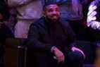 Le rappeur torontois Drake regarde un écran aux côtés d'autres fans des Raptors de Toronto alors qu'ils se rassemblent pour regarder le sixième match de la finale de la NBA à l'extérieur de la Scotiabank Arena le 13 juin 2019 à Toronto, au Canada.  (Photo de Cole Burston/Getty Images)