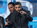 Le rappeur canadien Drake accepte le prix de la meilleure chanson rap pour Gods Plan lors des 61e Grammy Awards à Los Angeles le 10 février 2019.