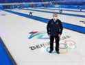 Hans Wuthrich, technicien en chef des glaces pour les épreuves de curling aux Jeux olympiques d'hiver de Pékin 2022, se tient sur l'une des feuilles du site Ice Cube à Pékin le mardi 1er février 2022.