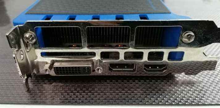 Les ports du prototype de GPU Larrabee d'Intel.